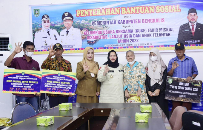 Bupati Bengkalis Kasmarni menyerahkan bansos bagi 35 Kube dan 490Â  sembako bagi warga lansia di empat kecamatan, di Aula Pertemuan Kantor Camat Mandau, Selasa (26/7/2022).